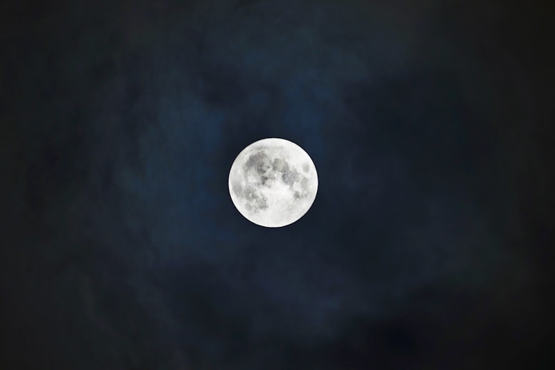Lua cheia brilhante sobre céu estrelado ao entardecer